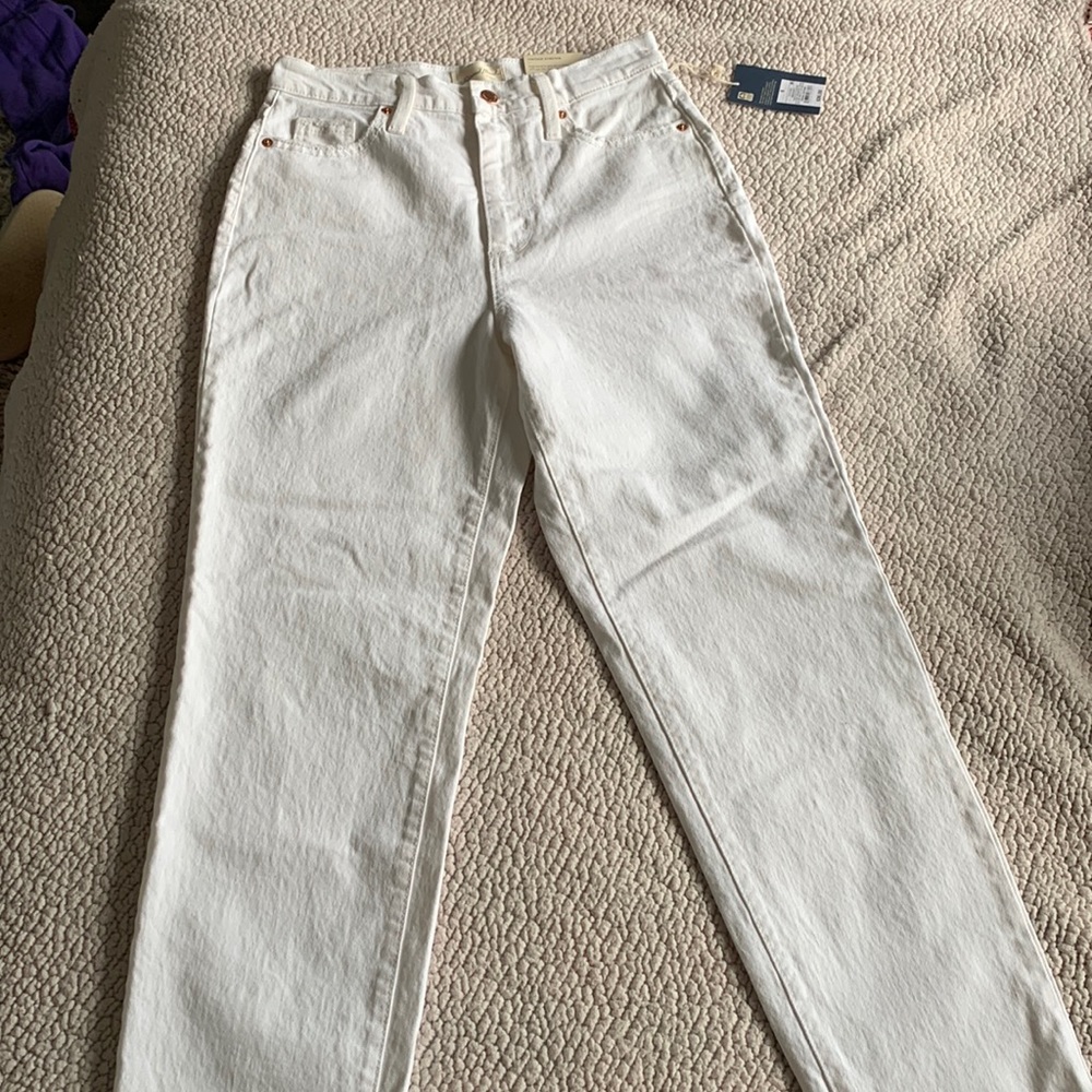 Universal Thread, straight leg, white jeans for women, size 6.